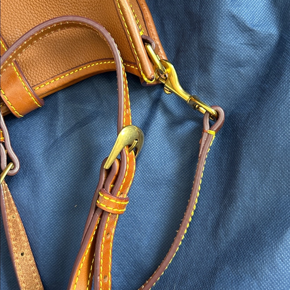 Dooney & Bourke Brown pebble grain Leather Crossbody Bag EUC - Picture 3 of 7